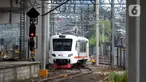 Kereta Bandara Premium tiba di Stasiun Manggarai, Jakarta, Sabtu (3/4/2021). PT Railink meluncurkan kereta bandara kelas premium dengan harga tiket lebih terjangkau. (merdeka.com/Imam Buhori)