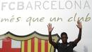 Pemain asal Prancis, Ousmane Dembele  memberikan salam kepada fans saat tiba di Camp Nou stadium, Barcelona, (27/8/2017). Barcelona menebus Ousmane Dembele sebesar Rp. 2,3 triliun dari Dortmund. (AP/Manu Fernandez)