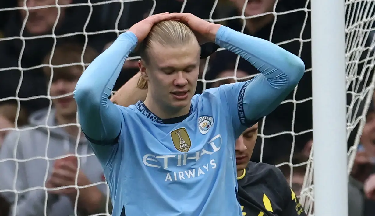 Ekspresi kecewa pemain Manchester City, Erling Haaland setelah gagal melakukan tendangan penalti ke gawang Everton pada laga lanjutan Liga Inggris 2024/2025 di Etihad Stadium, Manchester, Inggris, Kamis (26/12/2024). (AFP/Darren Staples)