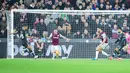 Luis Diaz, Cody Gakpo, dan Mohamed Salah mencetak gol untuk Liverpool di babak pertama. (AP Photo/Kirsty Wigglesworth)