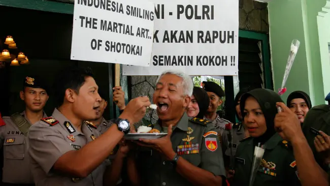 Puluhan personel polwan Polresta Solo memberikan kejutan untuk para anggota TNI di Korem 074/Warastratama Surakarta. (Liputan6.com/ Fajar Abrori)