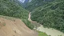 Foto udara memperlihatkan lokasi tanah longsor di Desa Liujing, Distrik Wulong, Chongqing, China (26/7/2020). Genangan air yang terbentuk akibat tanah longsor yang dipicu hujan lebat itu berukuran sekitar 1,3 juta meter kubik dan berlokasi di Sungai Yancang, anak Sungai Wujiang. (Xinhua/Huang Wei)