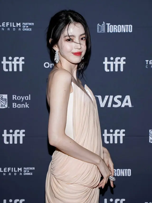 Pesona Bak Dewi, Han So Hee Balutan Gaun Cream di Toronto International Film Festival 2025