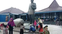 Hari Pahlawan diperingati ratusan anak-anak PAUD dengan berkunjung ke Museum Memorial Jenderal Besar Soeharto di Bantul, Daerah Istimewa Yogyakarta (DIY). (Liputan6.com/Fathi Mahmud)