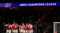 Gelandang Arsenal asal Inggris bernomor punggung 41, Declan Rice, berbicara kepada rekan-rekan setimnya saat pertandingan leg kedua perempat final Liga Champions 2025/2026 melawan Sporting CP di Stadion Emirates, London Utara pada Rabu 15 April 2026 waktu setempat atau Kamis (16/4/2026) dini hari WIB. Arsenal sukses mengamankan langkah ke babak semifinal Liga Champions 2025/2026. (Adrian Dennis/AFP)