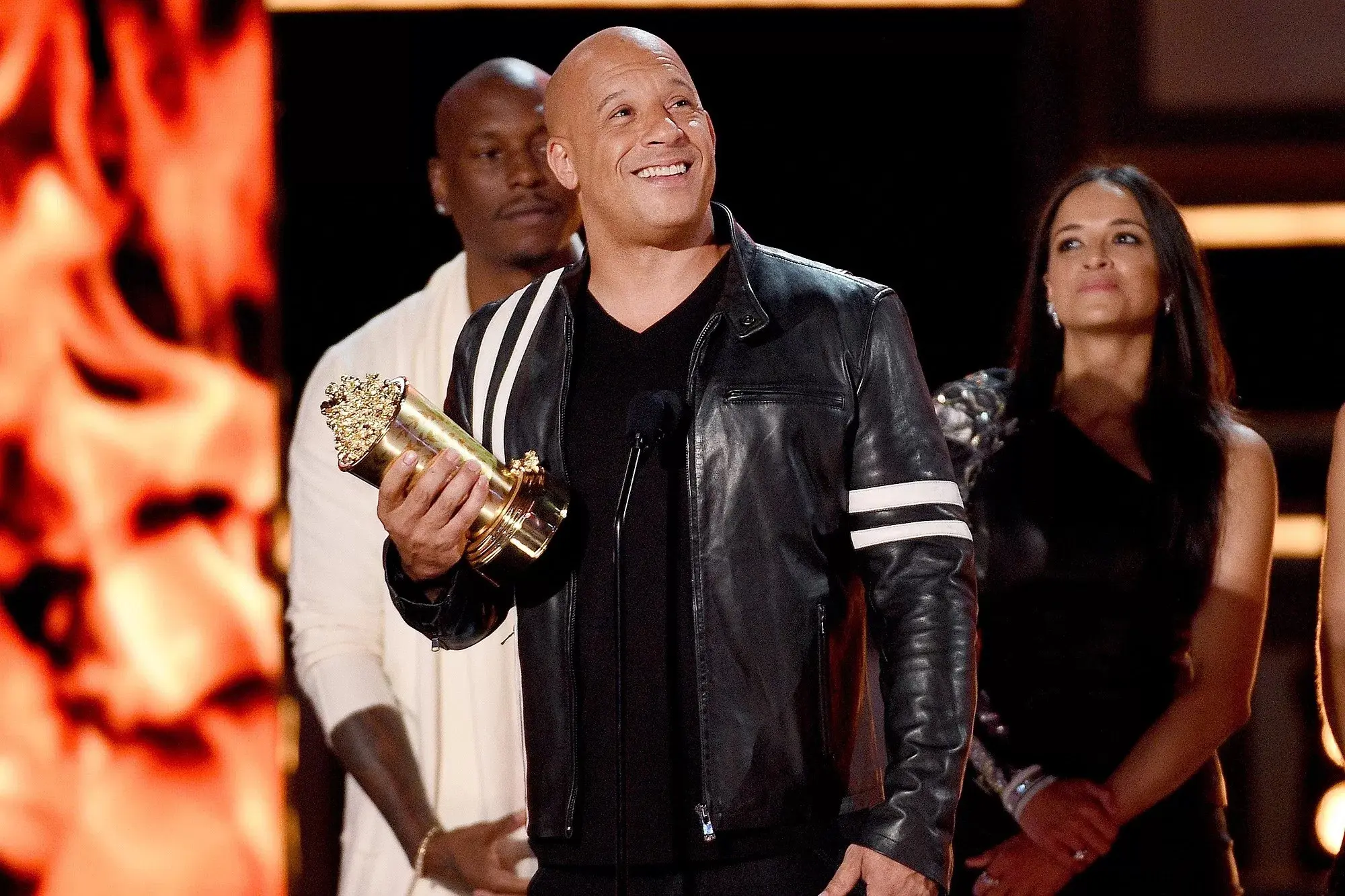 Vin Diesel saat menerima penghargaan  MTV Movie & TV Awards (Kevork DjanSezian/Getty/People)