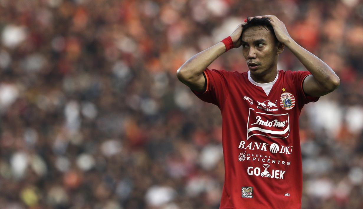 Gelandang Persija Jakarta, Novri Setiawan, tampak kecewa usai gagal menjebol gawang Persib Bandung pada laga Shopee Liga 1 di SUGBK, Jakarta, Rabu (10/7). Persija bermain imbang 1-1 atas Persib. (Bola.com/Yoppy Renato)