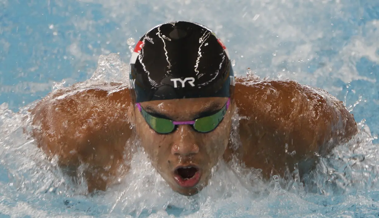 Perenang Indonesia, Triady Fauzi, saat mengikuti Jakarta Open 2019 di Stadion Aquatic, Jakarta, Jumat (27/9). Turnamen ini merupakan Kualifikasi PON XX Papua dan seleksi akhir Tim Renang SEA Games 2019. (Bola.com/Vitalis Yogi Trisna)