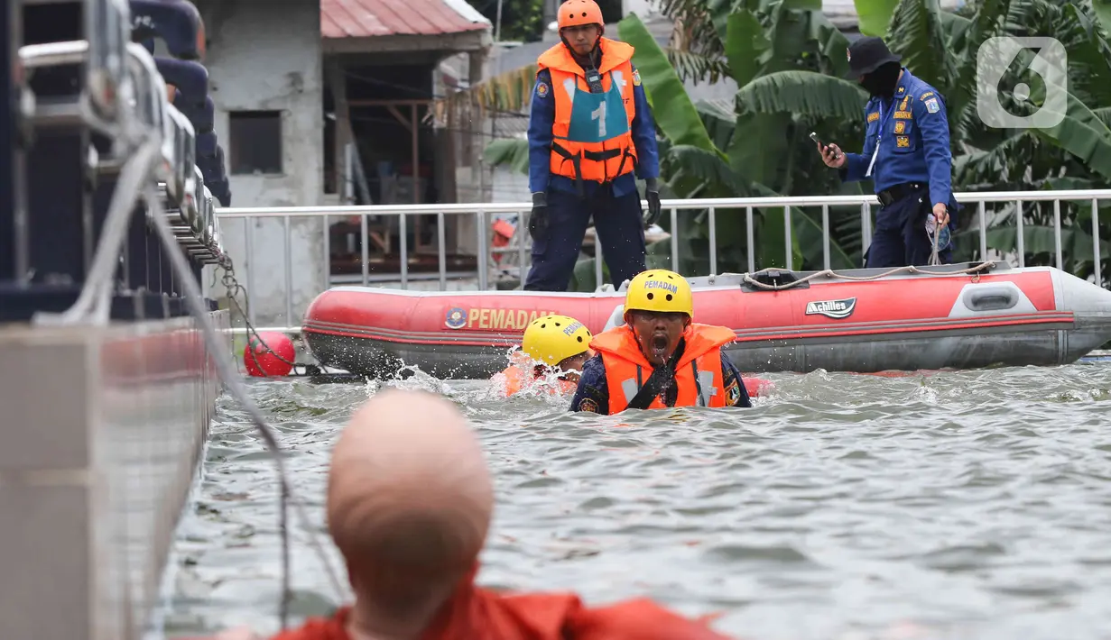 Peserta lomba Jakarta Fire and Rescue Competition 2022 di Pusdiklat Gulkarmat, Ciracas, Jakarta Timur, Senin (21/3/2022). Lomba tersebut diikuti oleh Dinas Penanggulangan Kebakaran dan Penyelamatan (Gulkarmat) sektor DKI Jakarta yang digelar 21 hingga 25 Maret 2022. (Liputan6.com/Herman Zakharia)