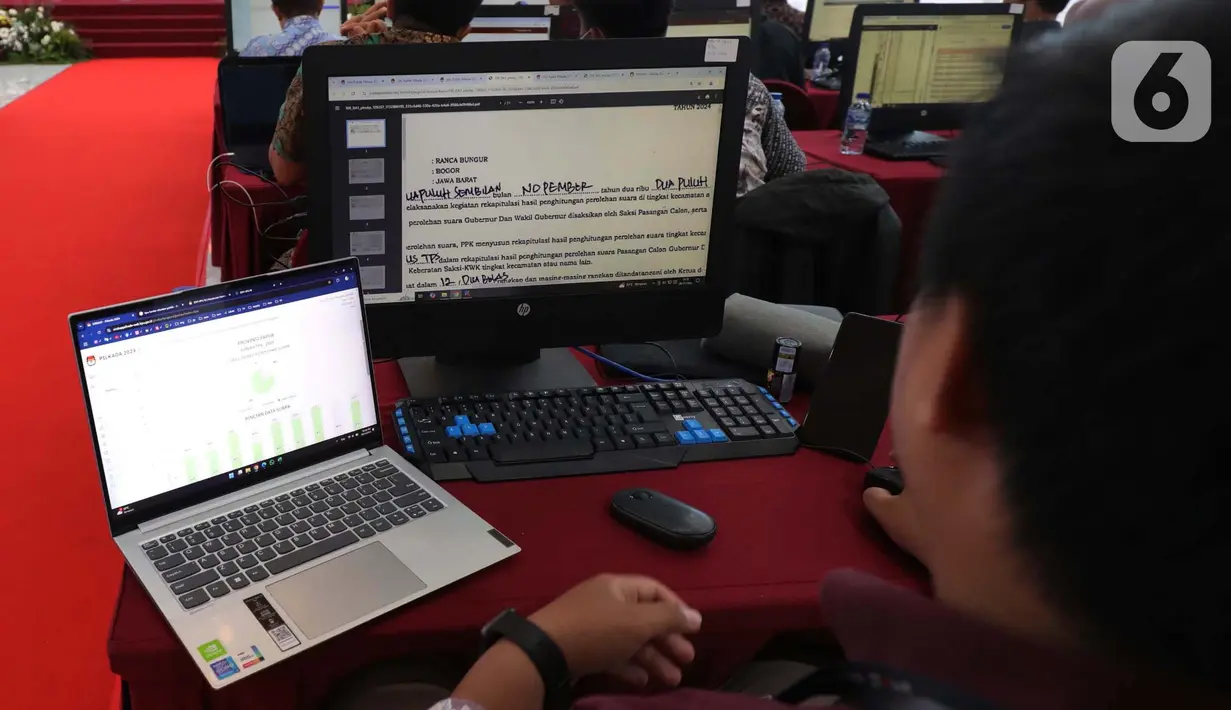 Selama proses rekapitulasi berlangsung, masyarakat diimbau untuk tetap tenang dan menunggu hasil resmi dari KPU. Meski beberapa pasangan calon telah mengklaim kemenangan berdasarkan quick count, hasil ini belum bersifat final. (Liputan6.com/Angga Yuniar)