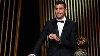 Gelandang Manchester City asal Spanyol Rodri menerima penghargaan Ballon d'Or selama upacara penghargaan Ballon d'Or France Football 2024 di Theatre du Chatelet di Paris pada 28 Oktober 2024. (FRANCK FIFE/AFP)