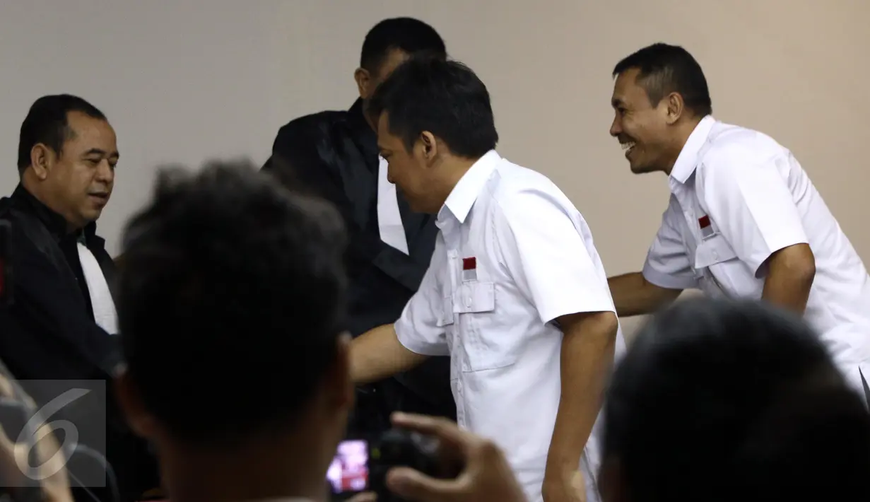 Dua terdakwa yakni Setiyardi Budiono dan Darmawan Sepriyossa saat menjalani sidang di gedung PN Jakarta Pusat, Selasa (17/5). Sidang perdana perkara dugaan pencemaran nama baik Jokowi oleh Tabloid Obor Rakyat.(Liputan6.com/Helmi Afandi) 
