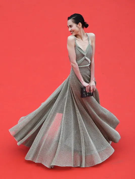 Kiko Mizuhara berpose di karpet merah menghadiri pemutaran film "Yomeddine" selama Festival Film Cannes ke-71 di Prancis (9/5). Kiko 27 tahun merupakan model, aktris AS keturunan Korea yang tinggal di Jepang sejak kecil.  (AFP Photo/Antonin Thuillier)