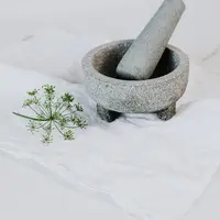 Ilustrasi cobek, ulekan. (Foto oleh Karolina Kaboompics: https://www.pexels.com/id-id/foto/lesung-dan-alu-tembakan-vertikal-tekstil-putih-merapatkan-4871348/)