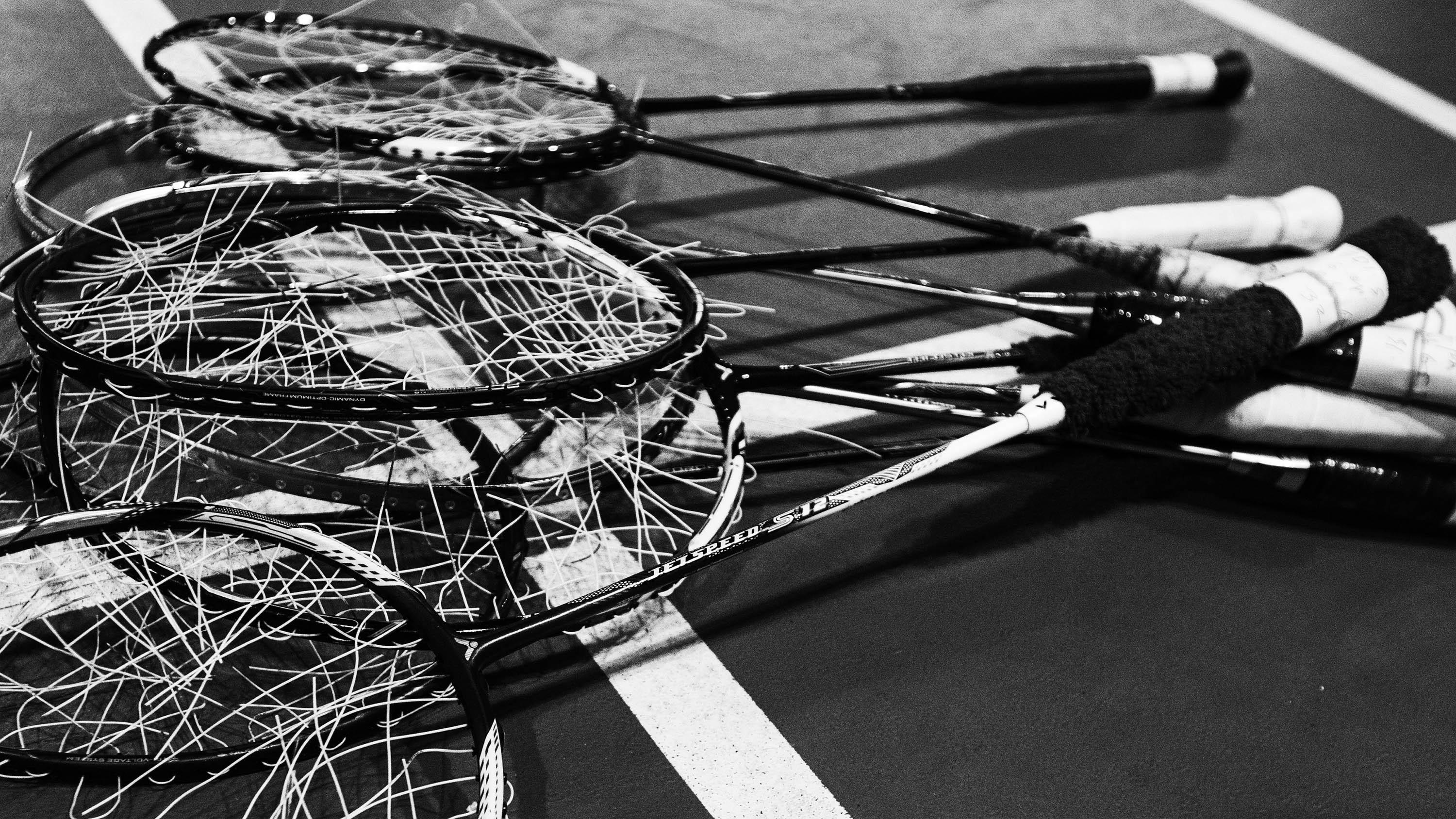 Sejumlah raket rusak milik pebulutangkis Indonesia yang digunakan saat persiapan jelang Indonesia Open 2017 di Pelatnas PBSI Cipayung, Jakarta, Selasa (6/6/2017). (Bola.com/Vitalis Yogi Trisna)