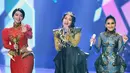 Via yang bisa dikatakan sebagai pendatang baru kembali disandingkan dengan penyanyi dangdut lebih senior Ayu Ting Ting. Bahkan, dalam setiap kategori, nama Via bersanding dengan Ayu Ting Ting. (Bambang E Ros/Bintang.com)