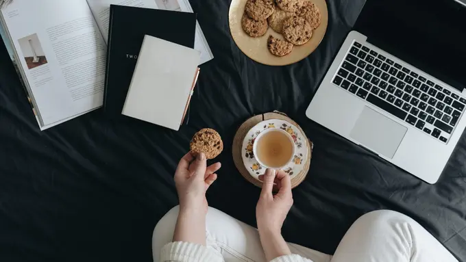 Ilustrasi ngemil, makanan kecil, camilan