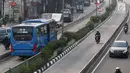 Pengendara sepeda motor melintasi jalur bus Transjakarta di Jalan Otista Raya, Jakarta, Rabu (11/7). Kurangnya pengawasan serta buruknya perilaku pengendara menyebabkan jalur tersebut sering diterobos kendaraan pribadi. (Liputan6.com/Immanuel Antonius)