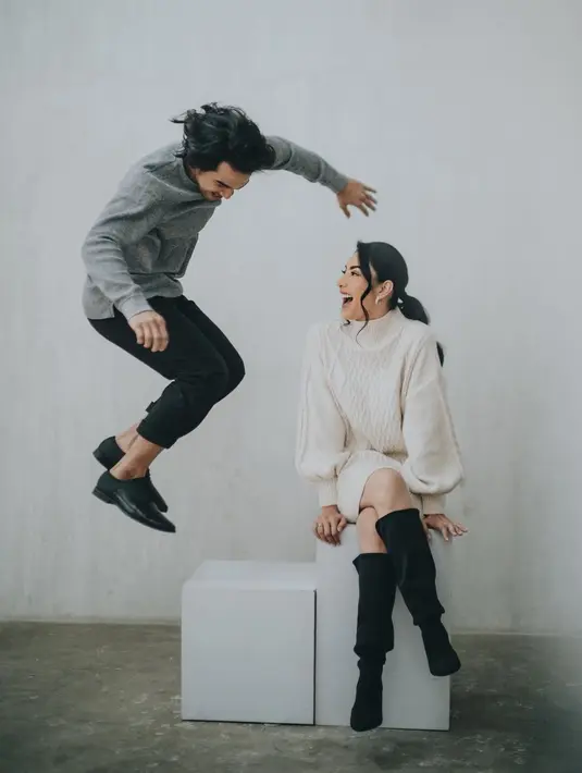 Bisa jadi inspirasi gaya pemotretan postwedding bersama pasanganmu nih. Bagaimana menurutmu, Sahabat Fimela? [@@morden.co]