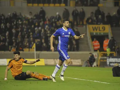 Aksi pemain Chelsea, Diego Costa ((2kanan) saat mencetak gol ke gawang Wolverhampton Wanderers pada putaran kelima Piala FA di Molineux stadium, Wolverhampton, (18/2/2017). Chelsea menang 2-0. (AP/Rui Vieira)