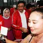 Sekretaris TKN Jokowi-Ma'ruf Amin, Hasto Kristiyanto bersama 1500 perempuan Banten mendeklarasikan diri mendukung pasangan calon nomor urut 01 Joko Widodo-Ma'ruf Amin di GOR Dimyati, Tangerang, Banten, Jumat (21/12). (Liputan6.com/HO/Dodi)