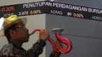 Pegawai meniupkan terompet usai penutupan perdagangan saham tahun 2015 di Bursa Efek Indonesia, Jakarta, (30/12). Indeks Harga Saham Gabungan (IHSG) pada akhir 2015 ditutup‎ menguat 23,65 poin atau 0,52 persen. (Liputan6.com/Angga Yuniar)