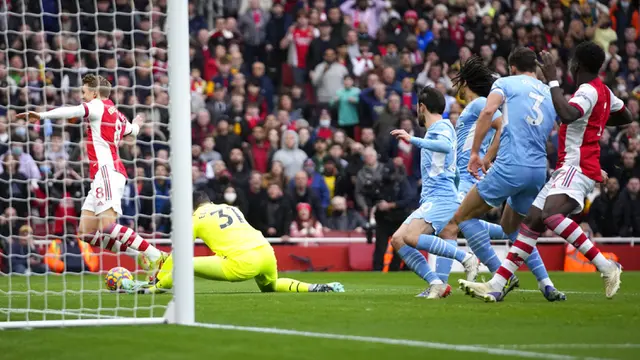 FOTO: Arsenal Dipermalukan Manchester City di Emirates Stadium