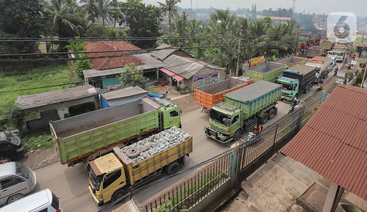 Truk-truk itu diparkir di jalan, memblokade lalu lintas, dan membuat warga sulit melintas. (merdeka.com/Arie Basuki)