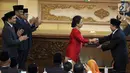 Ketua DPR Puan Maharani (tengah) berjabat tangan dengan Abdul Wahab Dalimunthe saat Rapat Paripurna ke-2 di Kompleks Parlemen, Jakarta, Selasa (1/10/2019). Puan Maharani resmi menjadi Ketua DPR periode 2019-2024. (Liputan6.com/JohanTallo)