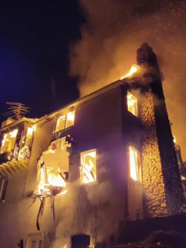 Rumah Terbakar (Sumber: AP)