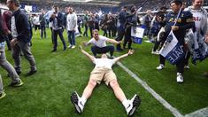 Suporter tumpah ruah usai laga Tottenham melawan Manchester United di stadion White Hart Lane, (14/05/2017). Pertandingan tersebut merupakan laga terakhir di White Hart Lane setelah 118 tahun menempati stadion tersebut. EPA/Facundo Arrizabalaga