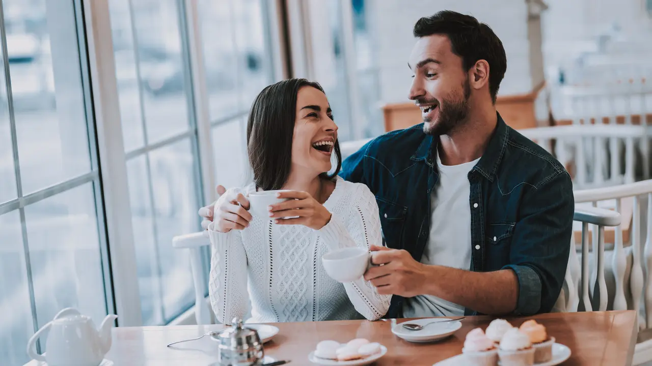 perempuan dan pasangan ngopi bareng