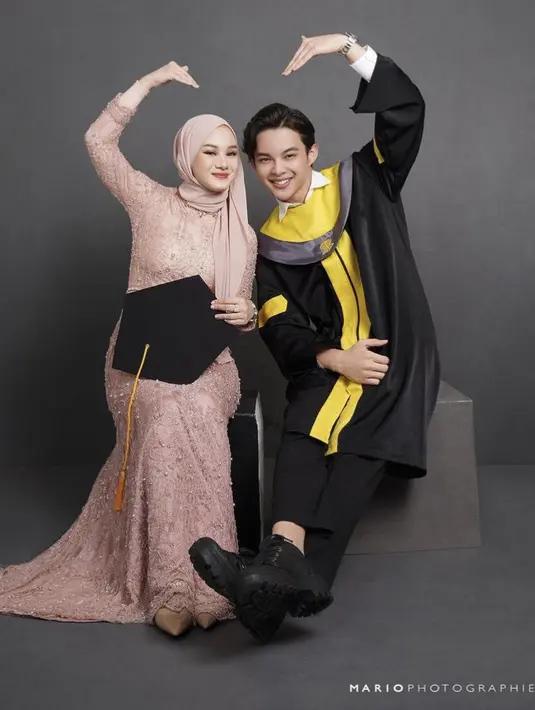 <p>Dress lengan panjang tersebut dipadukan dengan stiletto heels warna coklat. [Instagram/@mariophotographie]</p>