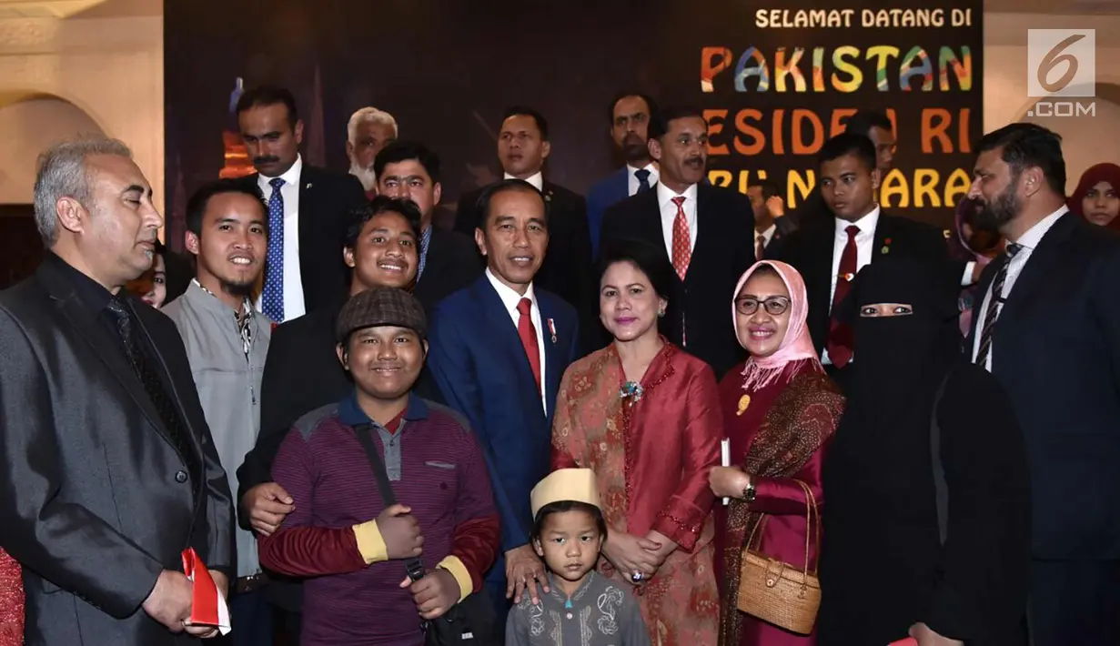 Presiden Joko Widodo dan Ibu Negara Iriana Joko Widodo foto bersama dengan masyarakat Indonesia yang tinggal di Pakistan di Hotel Serena (26/1). (Liputan6.com/Pool/Biro Pers Setpres)
