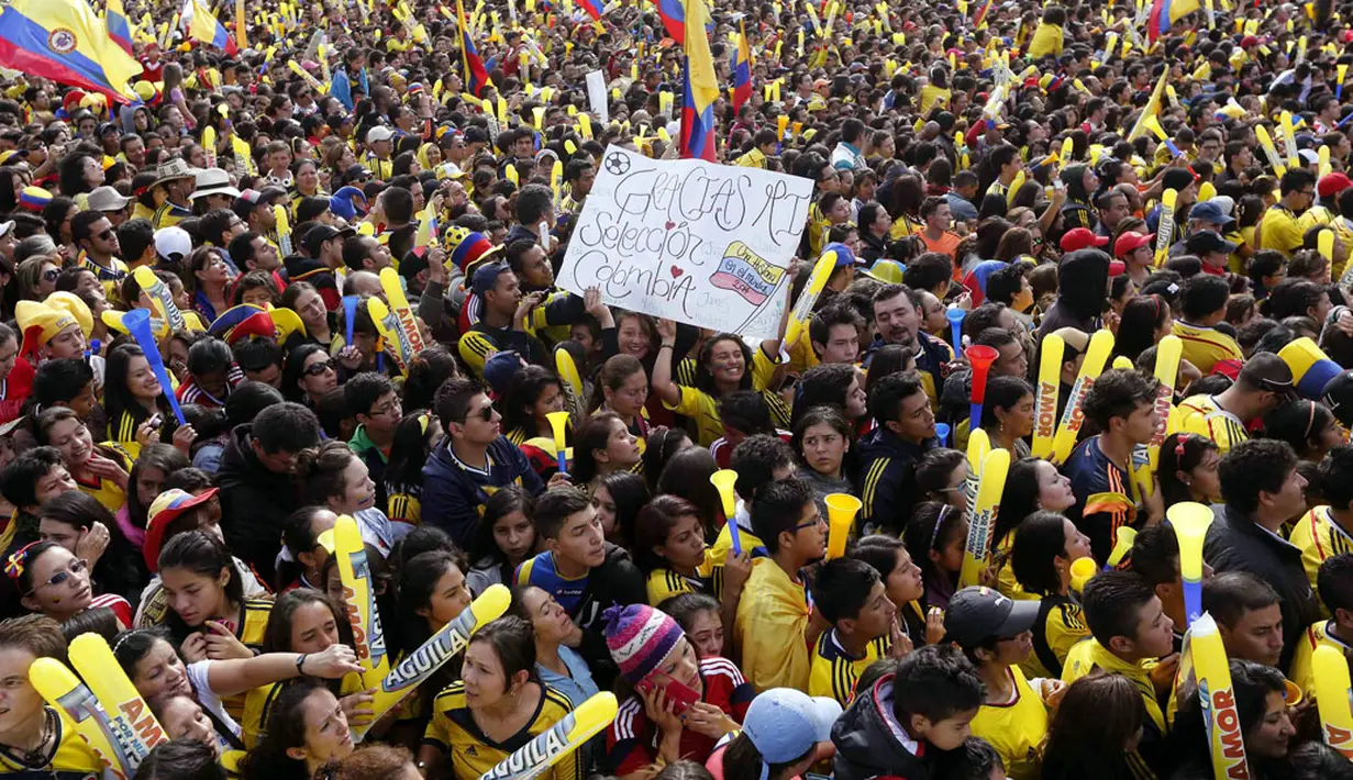 Beberapa suporter membentangkan tulisan "Thanks to Colombia's soccer team" saat menyambut kedatangan Timnas Kolombia di taman Bolivar, Bogota, (6/7/2014). (REUTERS/John Vizcaino) 