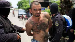 Ekspresi geng Gustavo de Jesus Vasquez Nerio alias "El Tigre"  saat diamankan petugas setelah penangkapannya di Colon, El Salvador 30 Mei 2016. (REUTERS/Jose Cabezas)