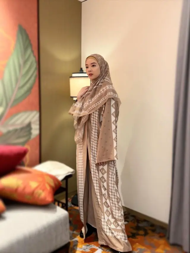 Mualaf Sejak 2018, Ini 6 Potret Lindswell Kwok yang Makin Memesona