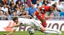 Gelandang Real Madrid, Federico Valverde, dijatuhkan gelandang Granada, Yangel Herrera, pada laga La Liga Spanyol di Stadion Santiago Bernabeu, Madrid, Sabtu (5/10). Madrid menang 4-2 atas Granada. (AFP/Pierre-Philippe Marcou)