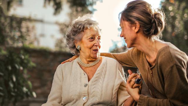 Tak Hanya Uang, Ini yang Diharapkan Orang Tua dari Anaknya di Usia Senja