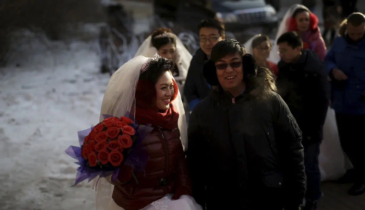 Sejumlah pasangan pengantin baru seusai mengikuti upacara pernikahan massal yang merupakan bagian dari Festival Es dan Salju Harbin di provinsi Heilongjiang, China, Rabu (6/1/2016). ( REUTERS/ Aly Song)