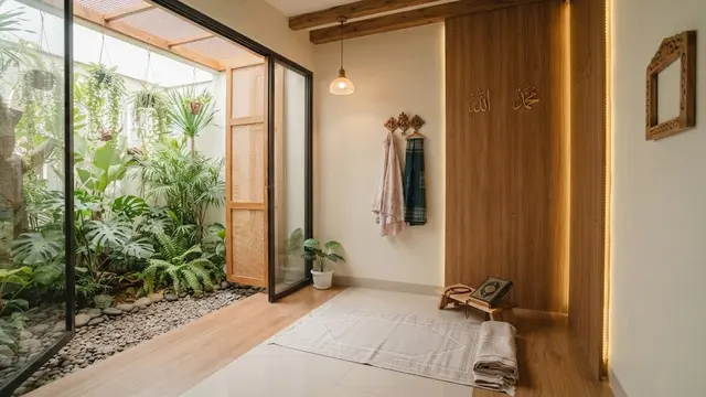 Desain mushola kecil dalam rumah yang sejuk meski tanpa kipas dan bikin ibadah keluarganya nyaman model dekat taman dalam rumah