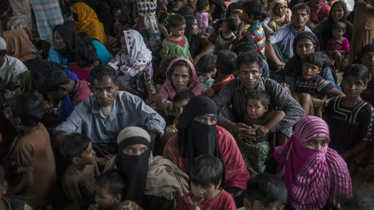 PHOTO: Potret Pengungsi Muslim Rohingya Saat Menunggu Antrean Makanan