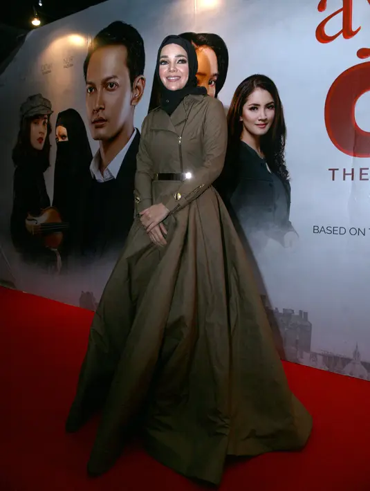 "Menurut saya pribadi itu tentang kesetiaan cinta, tentang kesabaran. Di saat kita semakin tinggi, godaan semakin banyak. Yang bisa membuat dunia itu lebh baik ya cinta," tandas Fedi Nuril. (Nurwahyunan/Bintang.com)