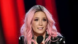Halsey sebagai pemenang dalam kategori Fangirls Awards iHeartRadio Music Awards 2019 pada 15 Maret yang lalu. Dengan rambut bewarna merah jambunya dan baju hitam dengan corak bibir, Halsey nampak gembira memenangkan penghargaan tersebut. (Kapanlagi/AFP)