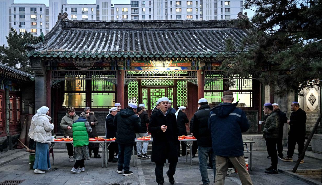 Warga Muslim etnis Hui Tiongkok, berbuka puasa di sebuah masjid selama minggu terakhir bulan suci Ramadan di Beijing pada 17 Maret 2026. Ramadan merupakan momen penting bagi Etnis Hui, kelompok Muslim terbesar di Tiongkok. (Adek BERRY/AFP)