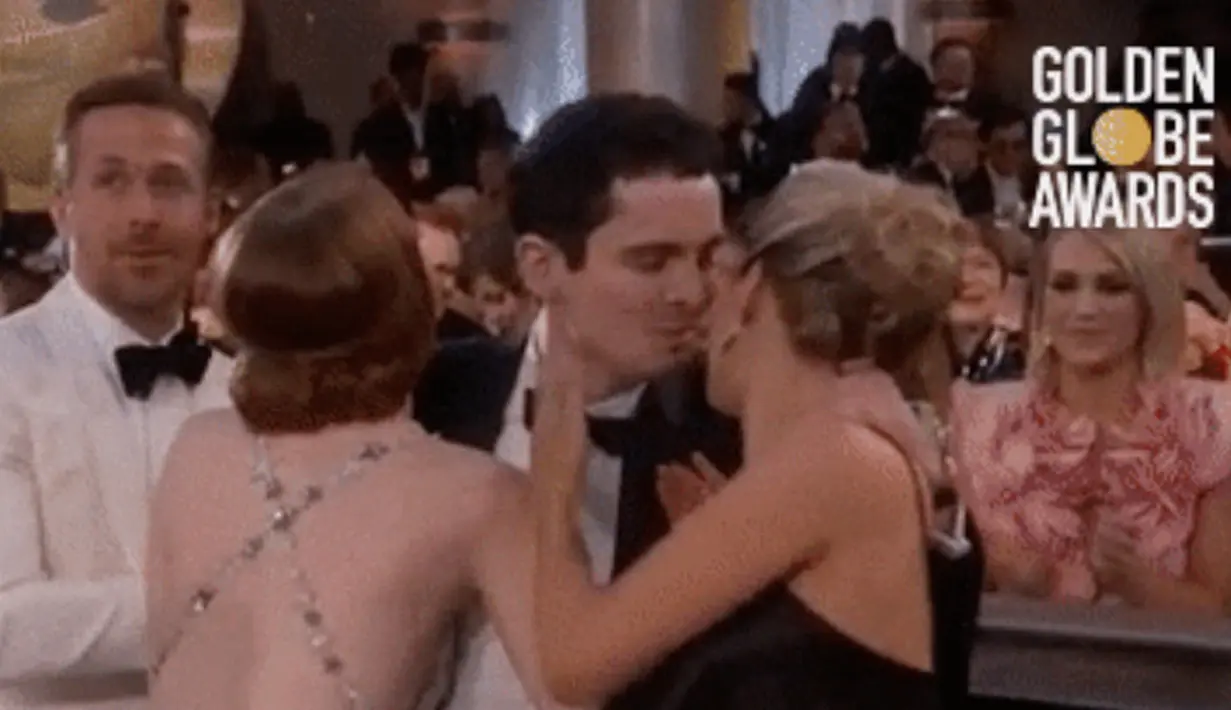 Nah, si cantik Emma Stone tengah berbahagia lantaran mendapatkan piala kemenangannya di Golden Globe 2017. Namun hal lucu juga terjadi pada dirinya, ini bukan soal gagal fashion tapi soal sikapnya. (doc.giphy.com)