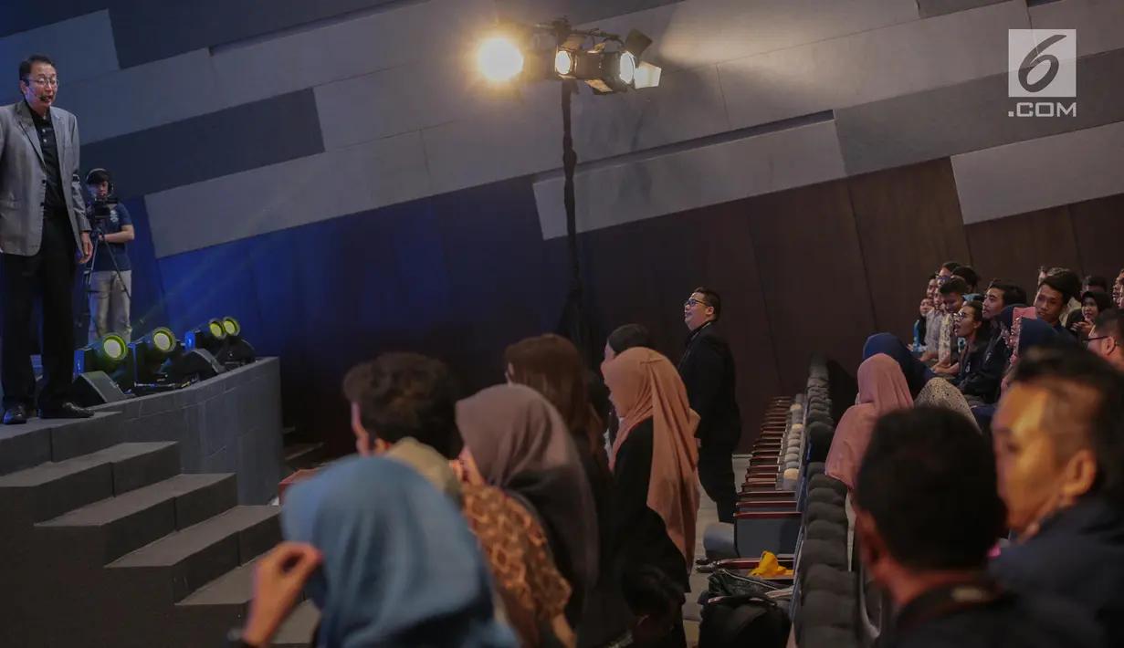 Motivator Tung Desem Waringin berinteraksi dengan peserta Emtek Goes to Campus 2018 di Universitas Kristen Petra, Surabaya, Jawa Timur, Rabu (14/11). Tung Desem memotivasi peserta dengan pengalaman-pengalaman hidupnya. (Liputan6.com/Faizal Fanani)