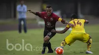 Gelandang Barito Putera, Rizky Pora, berusaha melewati bek Sriwijaya FC, Gilang Ginarsa, pada laga Piala Presiden di Stadion Kapten I Wayan Dipta, Bali, Senin (13/2/2017).  Barito Putera kalah 1-2 dari Sriwijaya FC. (Bola.com/Vitalis Yogi Trisna)