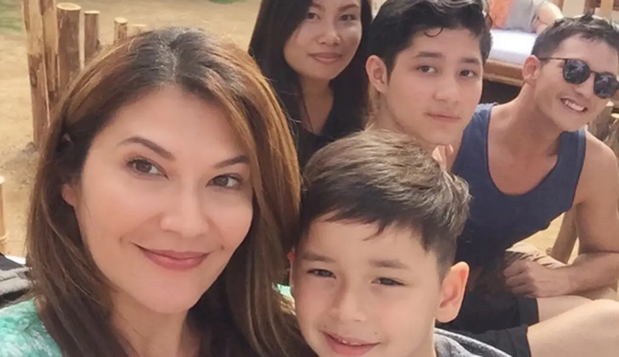 Pertemuan Rasya dan Kenzo memang jarang terjadi. Seperti diketahui, pasangan ini memiliki kesibukan masing-masing yang terbilang cukup padat. (Instagram/tamarableszynskiofficial)