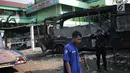 Pasukan Brimob bersiaga dekat bangkai sebuah bus yang terbakar di sekitar asrama Brimob Jalan KS Tubun, Petamburan, Jakarta Barat, Rabu (22/5/2019). Diketahui kerusuhan terjadi di lokasi tersebut, buntut demo depan gedung Bawaslu yang berujung ricuh. (Liputan6.com/Faizal Fanani)